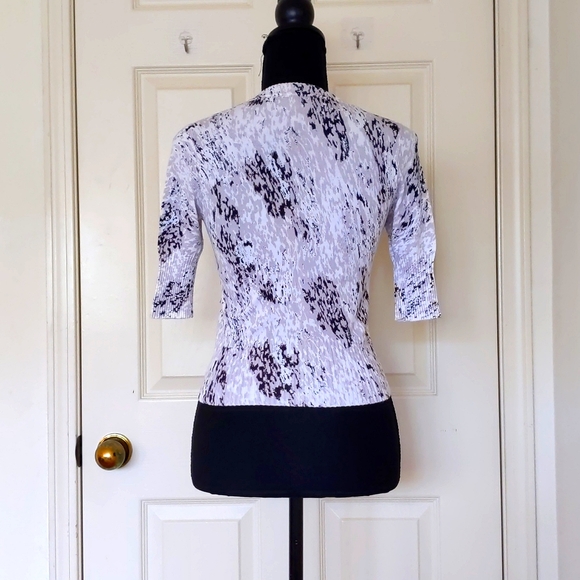NWOT. Express Stretch Half Sleeve Multi Color Patterned Cropped Knit Cardigan. - Picture 2 of 4